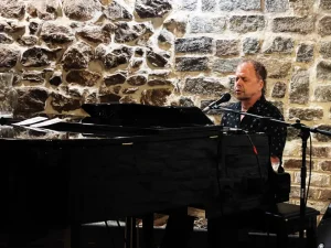 Joe Jarka playing piano at Vic’s River Grill in Savannah.