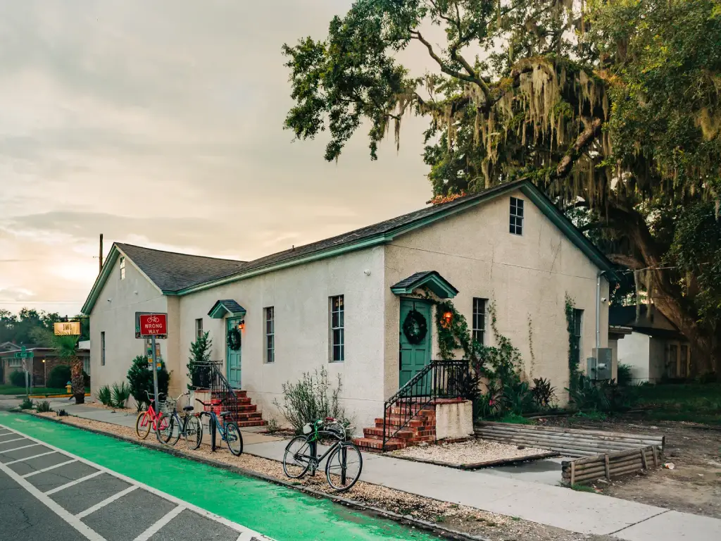Lone Wolf Lounge exterior Savannah GA