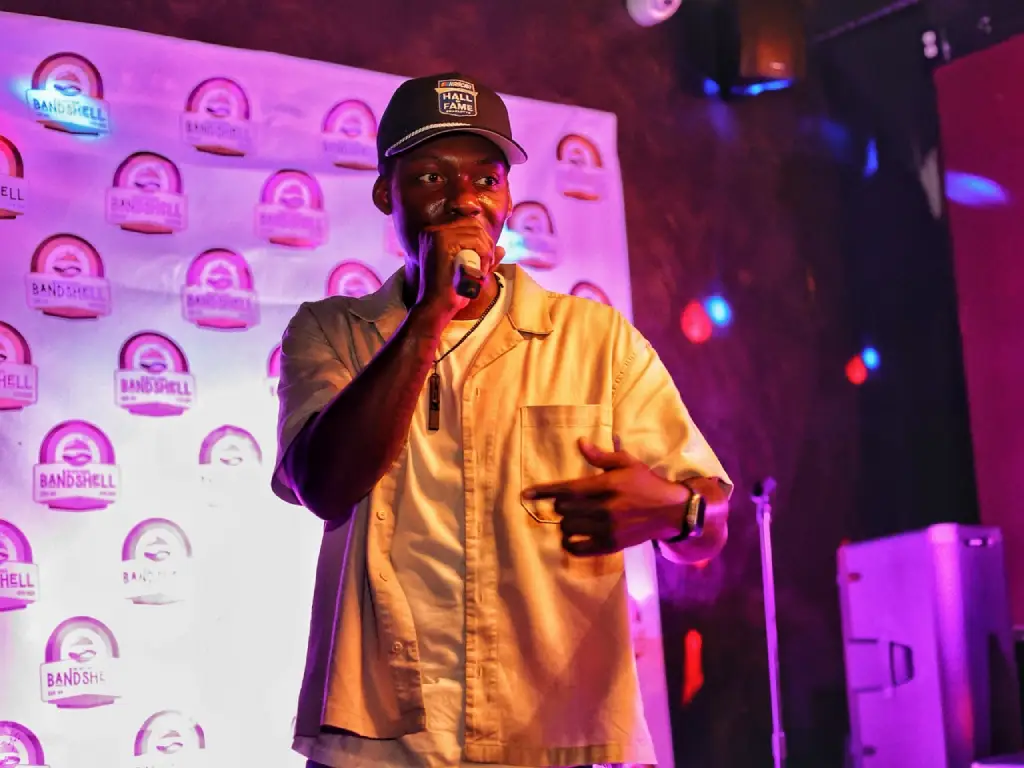 Bak Bond performing live
