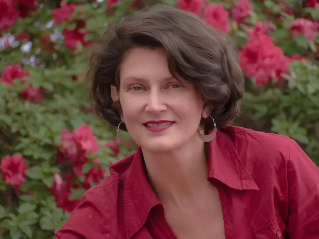 Brandi Olenyik with red roses behind her